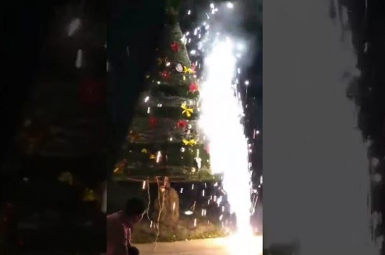 Χριστουγεννιάτικο δέντρο έγινε παρανάλωμα του πυρός