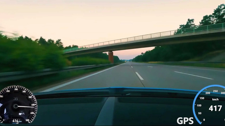 Οδηγώντας μια Bugatti Chiron με 417 χλμ/ώρα σε αυτοκινητόδρομo της Γερμανίας