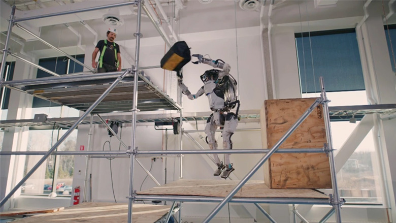 Ρομπότ φέρνει τα εργαλεία σε έναν εργάτη