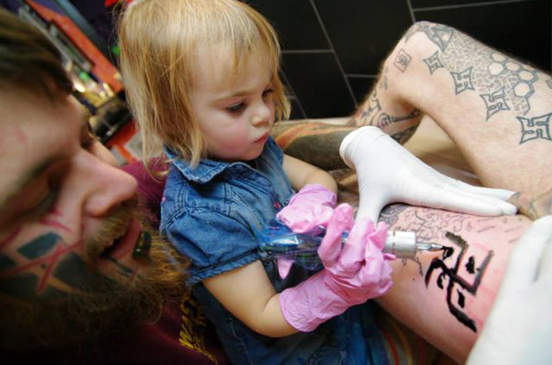 Η μικρότερη tattoo artist στον κόσμο