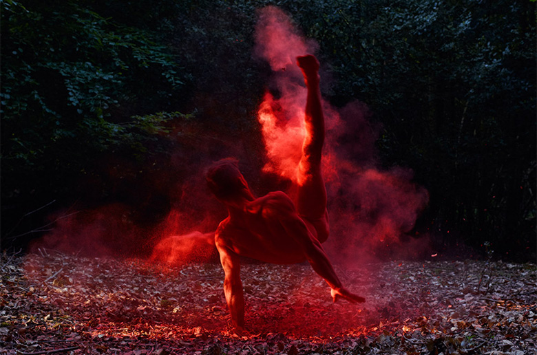 Σουηδός φωτογράφος απαθανατίζει γυμνούς ανθρώπους που χορεύουν στη φύση